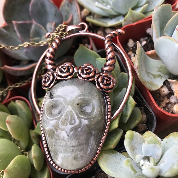 ✨ON SALE✨ ✨Labradorite Skull Pendent - Picture 5 of 7